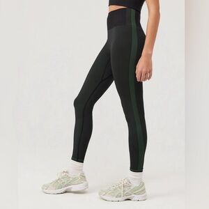 Outdoor voices seamless smooth 718 leggings in black/evergreen